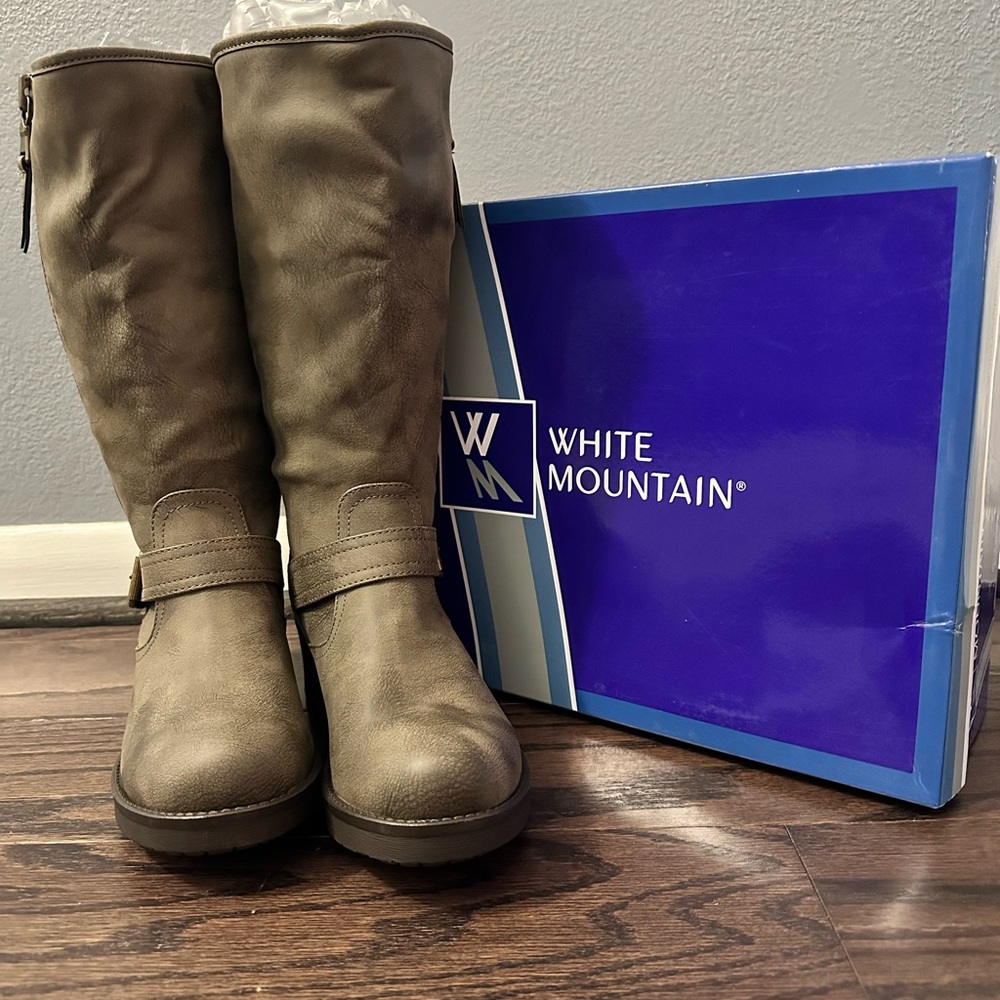 White Mountain grey sueded boots size 8.5